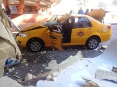 CÓRDOBA: LA CAJA DE UN CAMIÓN SE DESPRENDIÓ Y DESTRUYÓ UN TAXI EN CERCANÍAS DEL PUENTE SARMIENTO.
