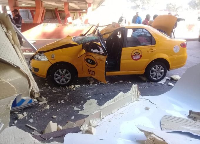 CÓRDOBA: LA CAJA DE UN CAMIÓN SE DESPRENDIÓ Y DESTRUYÓ UN TAXI EN CERCANÍAS DEL PUENTE SARMIENTO.