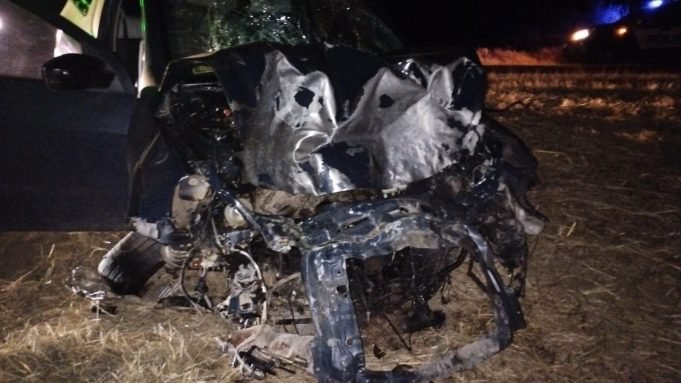 TOTORAL: EL CONDUCTOR DE UNA SAVEIRO RESULTÓ CON TRAUMATISMO DE TÓRAX Y TRES COSTILLAS FRACTURADAS TRAS EL DESPRENDIMIENTO DE LAS DUALES DE UN SEMIRREMOLQUE.