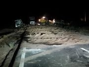 EL CAMIÓN QUE SE DIO VUELTA EN LAS SALINAS TRASLADABA 13.681 LITROS DE SODA CAÚSTICA.