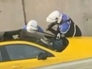 PASA EN EL MUNDO: UN POLICÍA MATÓ DE UN DISPARO A UN CHICO DE 17 AÑOS POR NO FRENAR EN UN CONTROL DE TRÁNSITO Y LA SITUACIÓN DESATÓ UN CAOS TOTAL.