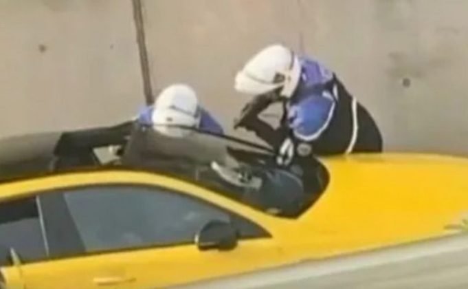 PASA EN EL MUNDO: UN POLICÍA MATÓ DE UN DISPARO A UN CHICO DE 17 AÑOS POR NO FRENAR EN UN CONTROL DE TRÁNSITO Y LA SITUACIÓN DESATÓ UN CAOS TOTAL.