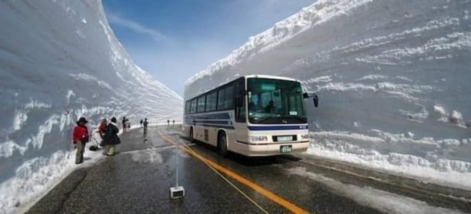 PASA EN REDES: ES VIRAL LA FOTO DE LA NIEVE Y LA GENTE EN UNA MONTAÑA DE MENDOZA.