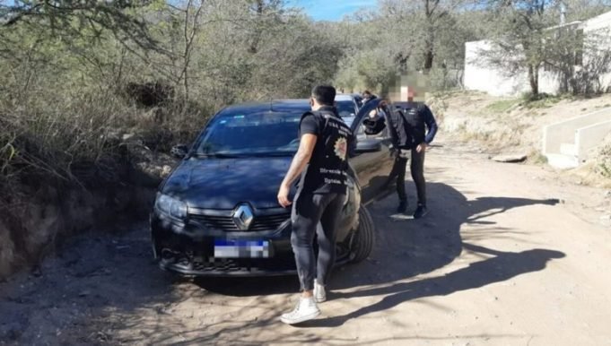 INSÓLITO: UN HOMBRE CONDUCÍA UN VEHÍCULO ROBADO Y TRAS UNA PERSECUCIÓN POLICIAL HUYÓ PARA SALVARSR ABANDONANDO A SU FAMILIA EN EL AUTO.