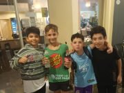 LA BUENA NOTICIA DEL DÍA: 4 NIÑOS ENCONTRARON $50.000 Y SE LO DEVOLVIERON A LA DUEÑA DE OHANA QUE LOS HABÍA EXTRAVIADO Y ERAN PARA PAGARLE A UN EMPLEADO.