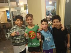 LA BUENA NOTICIA DEL DÍA: 4 NIÑOS ENCONTRARON $50.000 Y SE LO DEVOLVIERON A LA DUEÑA DE OHANA QUE LOS HABÍA EXTRAVIADO Y ERAN PARA PAGARLE A UN EMPLEADO.