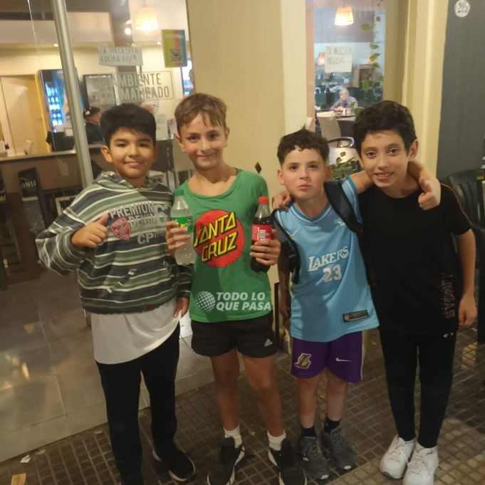 LA BUENA NOTICIA DEL DÍA: 4 NIÑOS ENCONTRARON $50.000 Y SE LO DEVOLVIERON A LA DUEÑA DE OHANA QUE LOS HABÍA EXTRAVIADO Y ERAN PARA PAGARLE A UN EMPLEADO.