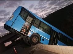 ROSARIO: UN COLECTIVO DESPISTÓ Y CAYÓ DE PUNTA EN UN ARROYO. PUDO HABER SIDO UNA TRAGEDIA.