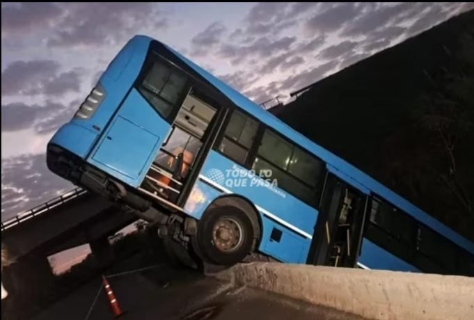 ROSARIO: UN COLECTIVO DESPISTÓ Y CAYÓ DE PUNTA EN UN ARROYO. PUDO HABER SIDO UNA TRAGEDIA.