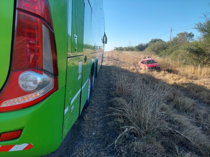 LA DORMIDA: UN HOMBRE DE 61 AÑOS SE DURMIÓ Y CHOCÓ CON SU AUTO A UN COLECTIVO VIA TAC QUE LLEVABA 14 PASAJEROS.