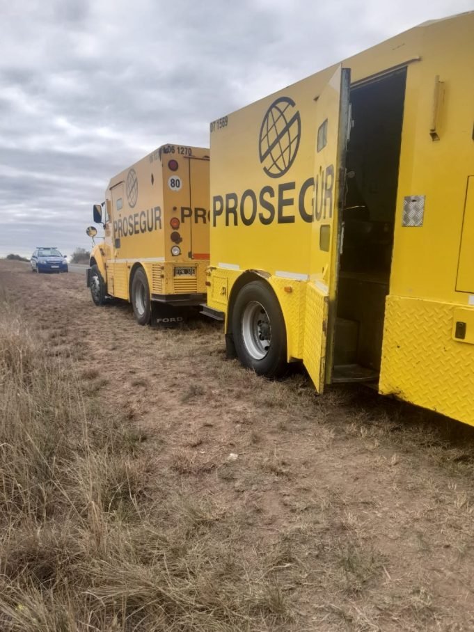 PARAJE LA QUINTA: PERSONAL POLICIAL ASISTIÓ A UN CAMIÓN DE CAUDALES QUE ESTABA VARADO EN RUTA P22 CON DESTINO A DEÁN FUNES.