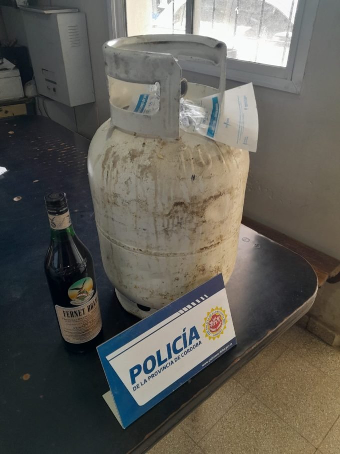 MALVINAS ARGENTINAS: LA POLICÍA RECUPERÓ UNA GARRAFA Y UNA BOTELLA DE FERNET QUE HABÍAN SIDO ROBADAS.