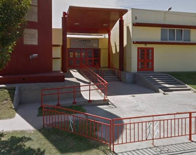 CHAÑAR: MEDIANTE REGISTROS DE CÁMARAS DE SEGURIDAD IDENTIFICARON A 5 MENORES DE EDAD QUE VANDALIZARON UN JARDÍN DE INFANTES.
