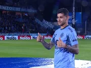 MUNDO PIRATA: EL CUTI ROMERO INGRESÓ AL GIGANTE CON LA CELESTE PUESTA PREVIA AL PARTIDO Y FUE OVACIONADO.