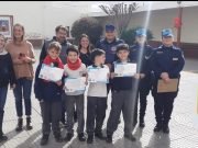 LA POLICÍA BARRIAL RECONOCIÓ EL HONESTO ACCIONAR DE LOS CUATRO NIÑOS QUE DEVOLVIERON EL DINERO A LA DUEÑA DE OHANA.