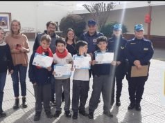 LA POLICÍA BARRIAL RECONOCIÓ EL HONESTO ACCIONAR DE LOS CUATRO NIÑOS QUE DEVOLVIERON EL DINERO A LA DUEÑA DE OHANA.