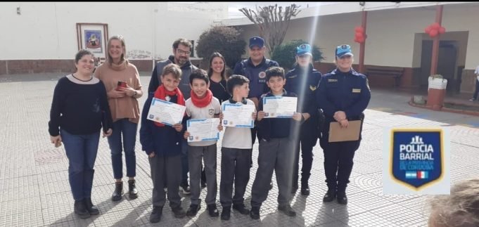 LA POLICÍA BARRIAL RECONOCIÓ EL HONESTO ACCIONAR DE LOS CUATRO NIÑOS QUE DEVOLVIERON EL DINERO A LA DUEÑA DE OHANA.