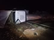 LAS SALINAS: UN CAMIÓN QUE TRANSPORTABA SODA CAÚSTICA VOLCÓ EN RUTA 60. SU CONDUCTOR DE 44 AÑOS RESULTÓ LESIONADO.