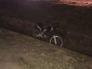 RÍO SECO: UN JOVEN DE 28 AÑOS INTENTÓ DOBLAR EN RUTA NAC. N°9 CON SU MOTO Y CAYÓ EN UN CANAL.