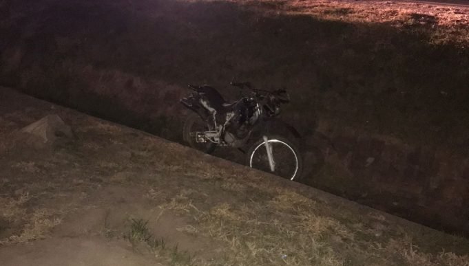 RÍO SECO: UN JOVEN DE 28 AÑOS INTENTÓ DOBLAR EN RUTA NAC. N°9 CON SU MOTO Y CAYÓ EN UN CANAL.