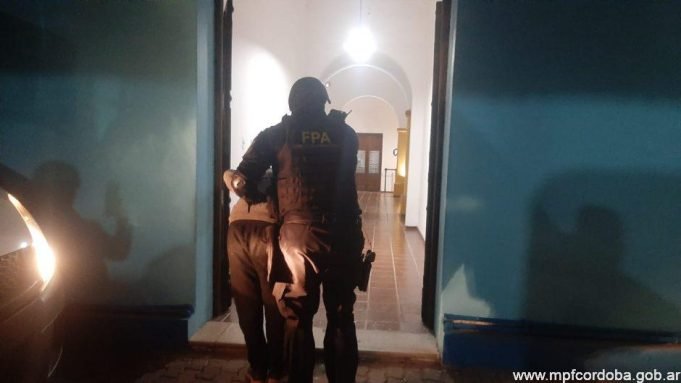 DEÁN FUNES: DOS DETENIDOS POR COMERCIALIZAR ESTUPEFACIENTES EN UNA ESCUELA NOCTURNA.