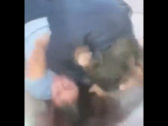 CÓRDOBA: TERRIBLE PELEA ENTRE DOS CHICAS EN PLAZA COLÓN.