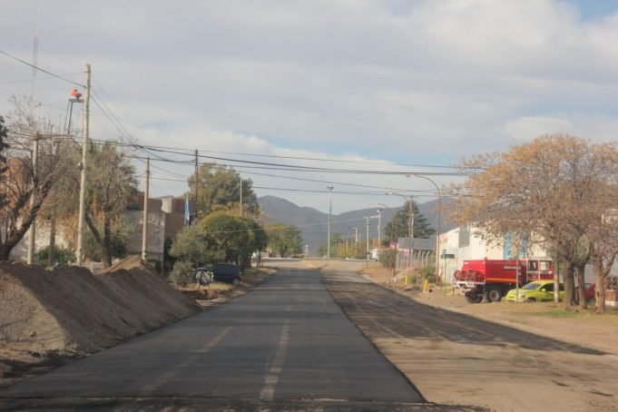 MÁS OBRAS: EL PASADO VIERNES SE PAVIMENTÓ LA CALLE FRANCISCO LLOPIS EN DEÁN FUNES.
