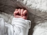 CRUZ DEL EJE: PERSONAL POLICIAL ASISTIÓ A UN BEBÉ DE DOS MESES QUE SE ESTABA BRONCOASPIRANDO EN LA VÍA PÚBLICA.