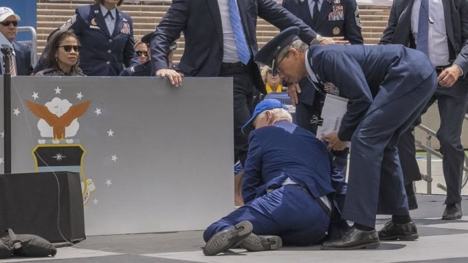 EE.UU: JOE BIDEN SE CAYÓ EN UN ACTO DE GRADUACIÓN DE LA FUERZA ÁEREA Y FUE VIRAL. ¡MIRÁ!