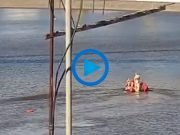 PASA EN REDES: UNA MUJER CAYÓ AL AGUA DESDE UN PUENTE EN PUERTO MADERO Y NO SABÍA NADAR. FELIZMENTE LOGRARON RESCATARLA Y REANIMARLA.
