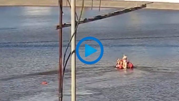 PASA EN REDES: UNA MUJER CAYÓ AL AGUA DESDE UN PUENTE EN PUERTO MADERO Y NO SABÍA NADAR. FELIZMENTE LOGRARON RESCATARLA Y REANIMARLA.