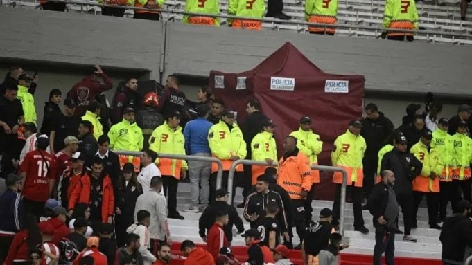MURIÓ UN HINCHA DE RIVER AL CAER DE LA TRIBUNA SÍVORI. SUSPENDIERON EL PARTIDO.