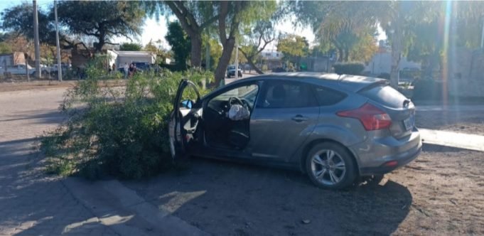 LAS PEÑAS: UN CONDUCTOR DE 28 AÑOS QUE CONDUCÍA UN FOCUS SE DESCOMPENSÓ Y CHOCÓ CONTRA UN ÁRBOL.