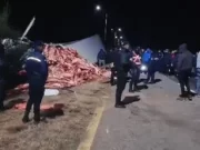 PASA EN REDES: VOLCÓ UN CAMIÓN QUE TRANSPORTABA CARNE Y LA GENTE FUE EN BUSCA DE LA CARGA. ¡MIRÁ!