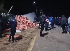 PASA EN REDES: VOLCÓ UN CAMIÓN QUE TRANSPORTABA CARNE Y LA GENTE FUE EN BUSCA DE LA CARGA. ¡MIRÁ!