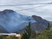 CERRO URITORCO: 90 EFECTVOS TRABAJAN PARA COMBATIR EL INCENDIO.