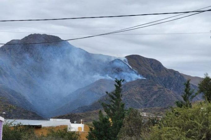 CERRO URITORCO: 90 EFECTVOS TRABAJAN PARA COMBATIR EL INCENDIO.