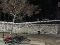 LA FALDA: UNA AMAROK EMBISTIÓ A UNA PAREJA QUE IBA EN MOTO. UNA JOVEN SALIÓ DESPEDIDA CONTRA LA REJA DE UNA CASA Y FALLECIÓ.