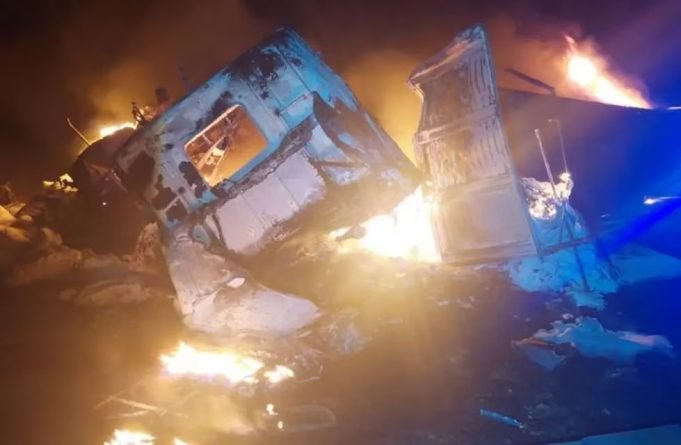 VICUÑA MACKENNA: UN TRIPLE CHOQUE DE CAMIONES DEJÓ UN MUERTO TRAS EL IMPACTO Y COMBUSTIÓN DE LOS MISMOS.