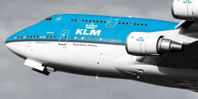 ASISTENCIA EN PLENO VUELO: UN MÉDICO ARGENTINO SALVÓ DE UN PARO CARDÍACO A UNA MUJER NEERLANDESA.