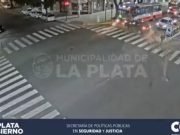 PASA EN REDES: UNA MUJER SE SALVÓ DE MILAGRO EN LA PLATA AL QUEDAR EN MEDIO DE UN CHOQUE. ¡MIRÁ!