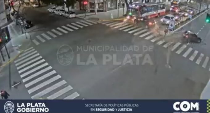 PASA EN REDES: UNA MUJER SE SALVÓ DE MILAGRO EN LA PLATA AL QUEDAR EN MEDIO DE UN CHOQUE. ¡MIRÁ!