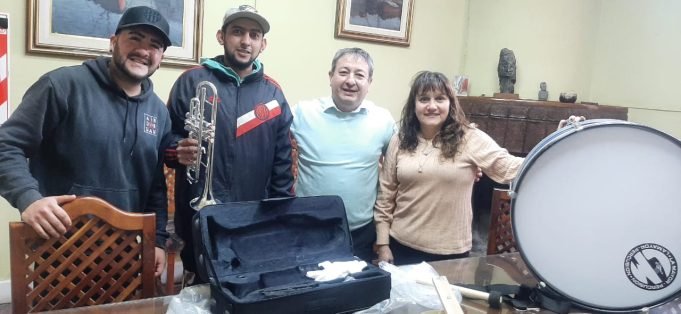 ENTREGA DE INSTRUMENTOS PARA SIMPATIZANTES DEL CLUB SPORTIVO DEÁN FUNES.