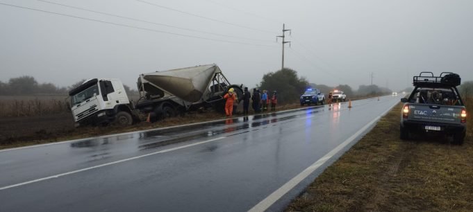 LA DORMIDA: UN CAMIÓN DESPISTÓ EN RUTA N9 POR LAS CONDICIONES DE LA CARPETA ASFÁLTICA. NO HUBO LESIONADOS.