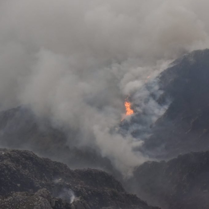 LOGRARON CONTENER EN UN 80% EL INCENDIO EN EL CERRO URITORCO. ESTE MARTES A 1° HORA SE CONTINUARÁ CON EL 20% RESTANTE.