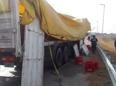 CÓRDOBA: VOLCÓ UN CAMIÓN QUE TRANSPORTABA COCA COLA Y LOS VECINOS SE LLEVARON LA CARGA.