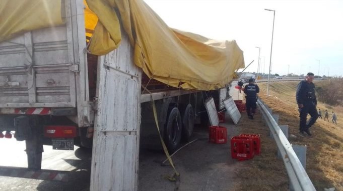 CÓRDOBA: VOLCÓ UN CAMIÓN QUE TRANSPORTABA COCA COLA Y LOS VECINOS SE LLEVARON LA CARGA.
