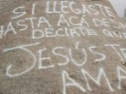 PASA EN REDES: REALIZARON PINTADAS REFERIDAS AL CRISTIANISMO EN EL CERRO CHAMPAQUÍ.