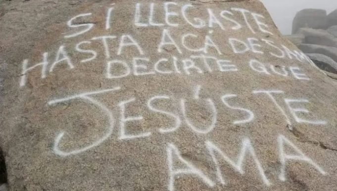 PASA EN REDES: REALIZARON PINTADAS REFERIDAS AL CRISTIANISMO EN EL CERRO CHAMPAQUÍ.
