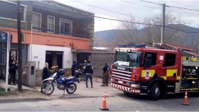 LA FALDA: EXPLOTÓ UNA GARRAFA Y GÉNERO DESTROZOS EN UN COMERCIO DE LA CIUDAD.